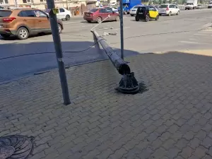 В Ростове сотрудник ДПС едва не погиб после падения столба на Ворошиловском