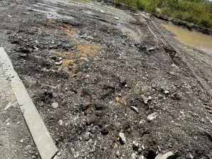 В Ростове на Вселенной две недели не ремонтируют разбитую дорогу