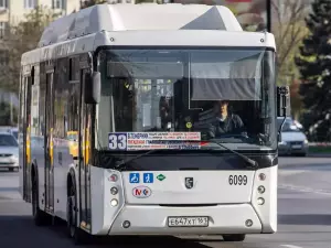 Более трех десятков автобусов в Ростове курсируют без кондиционеров в жару