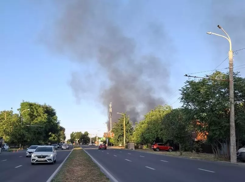В Ростове на Западном на большой площади горит частный дом