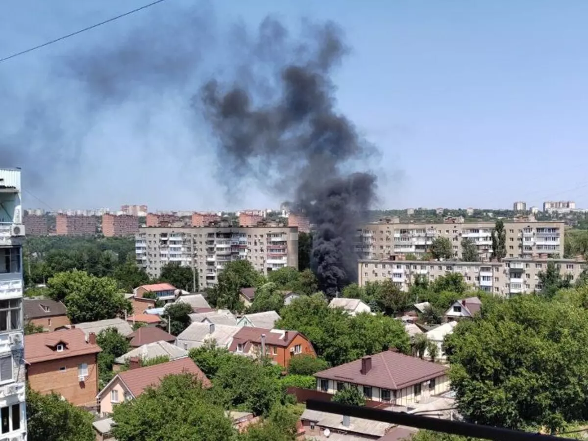 В Ростове в районе зоопарка сгорел гараж