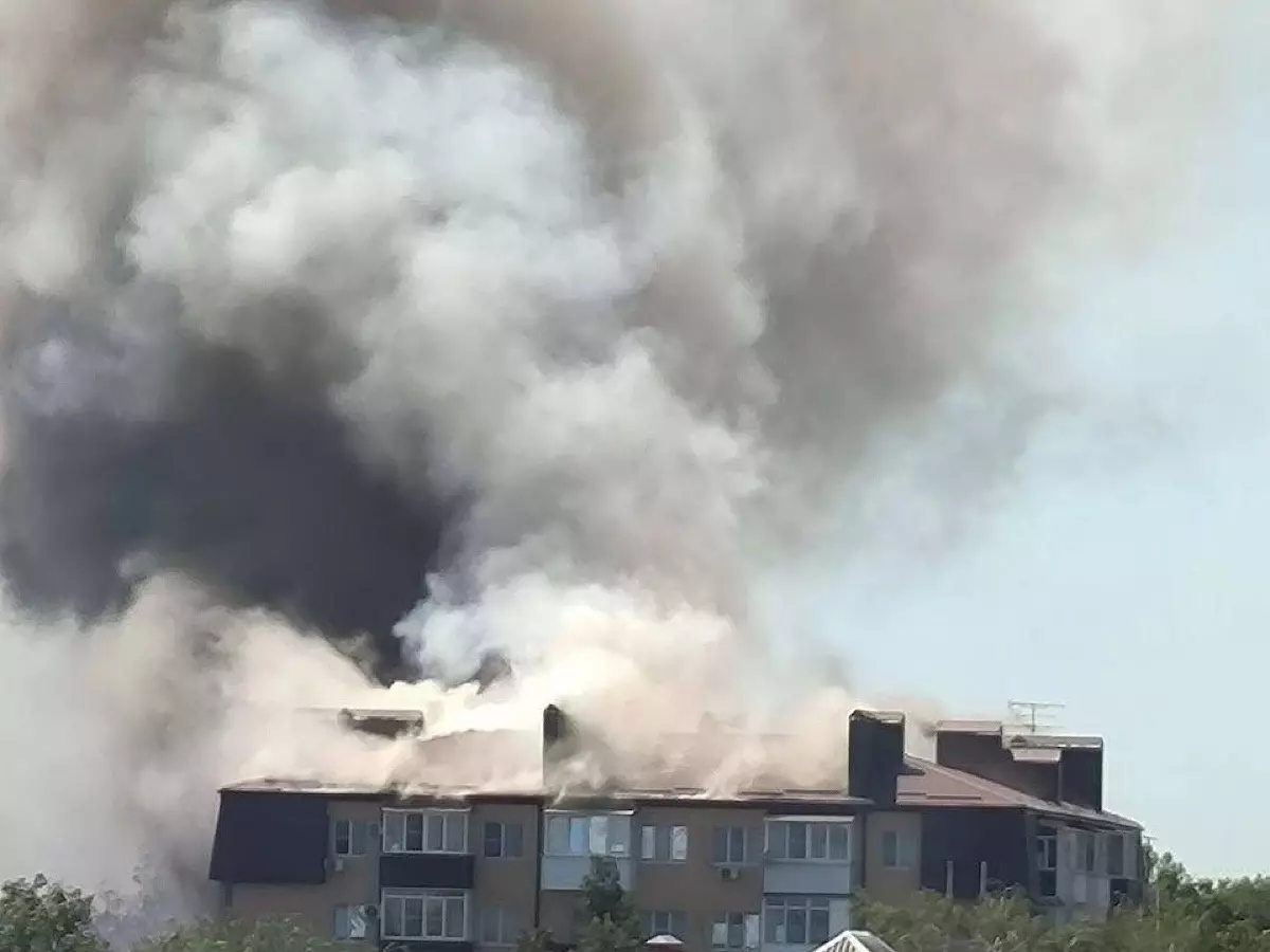 В Батайске полыхает четырехэтажный жилой дом
