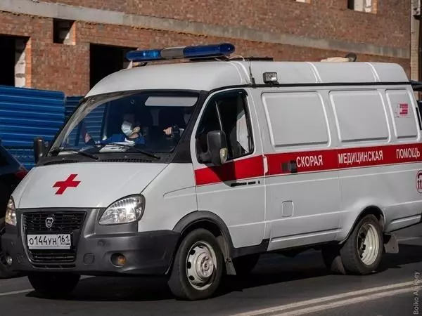 В Ростове водитель «Джу Гентра» врезался в трактор и попал в больницу