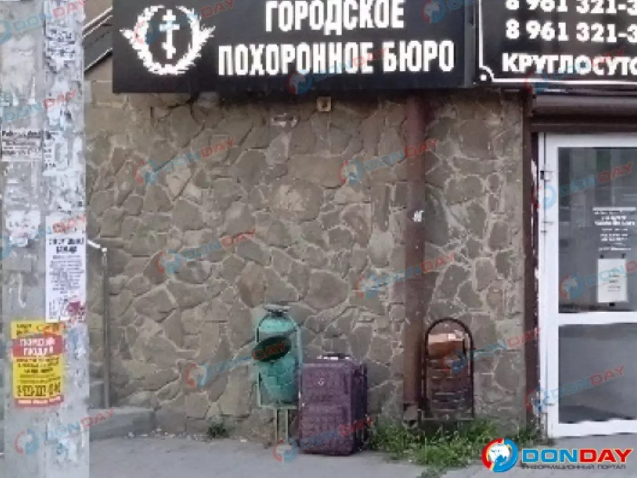 В Батайске у похоронного бюро нашли подозрительный чемодан