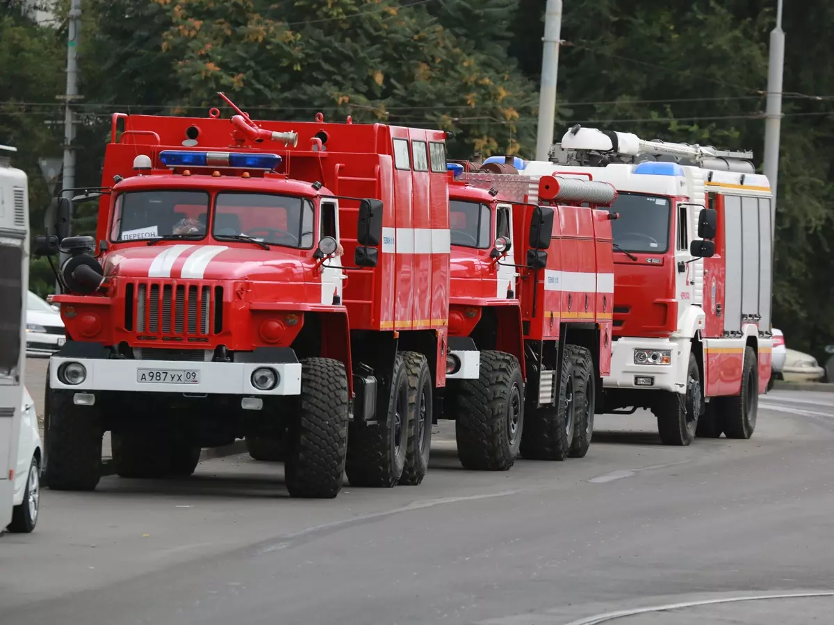В Азовском районе пятый час тушат пожар после атаки беспилотников