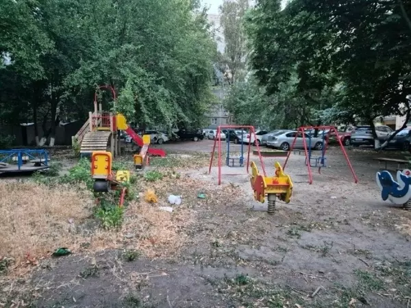 В Ростове родители жалуются на опасную для жизни детскую площадку