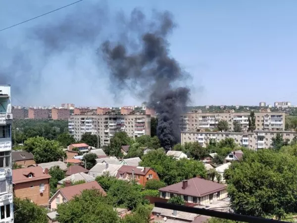 В Ростове в районе зоопарка сгорел гараж