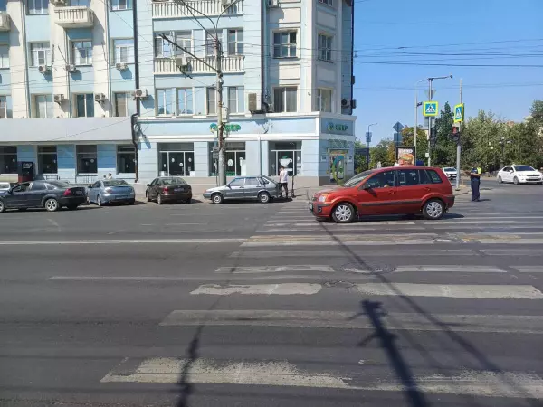 В Ростове на Пушкинской автомобиль сбил двух парней на самокате