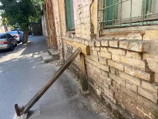 В Ростове дом на Шаумяна держится за счет деревянной балки
