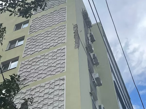 В центре Ростова с фасада многоэтажного дома летит штукатурка