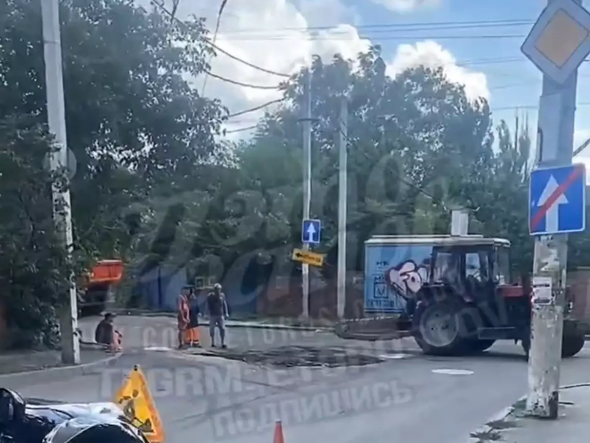 В Ростове на Западном начали ремонт дороги, где образовалась глубокая яма