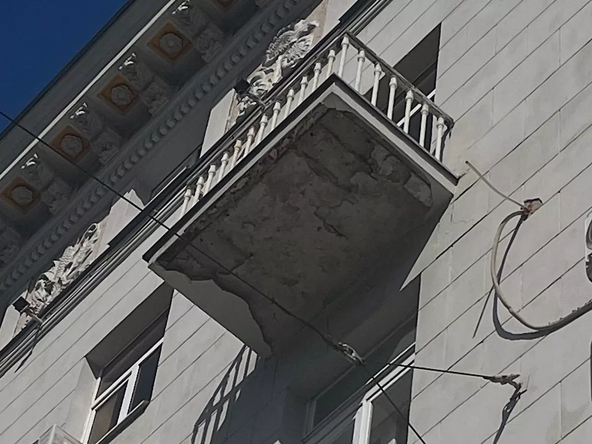 В центре Ростова с балкона 70-летнего дома штукатурка падает на головы прохожим