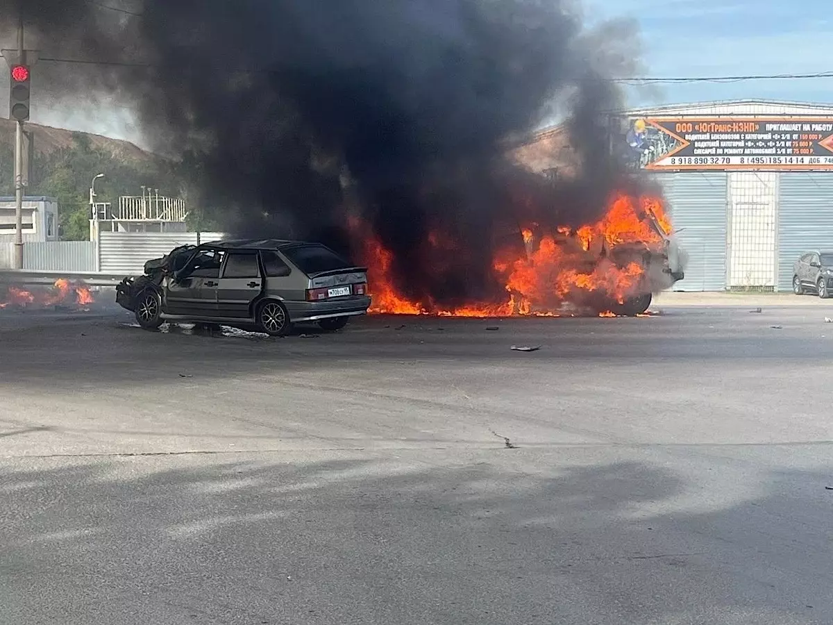 В Новошахтинске после жесткого ДТП вспыхнул УАЗик