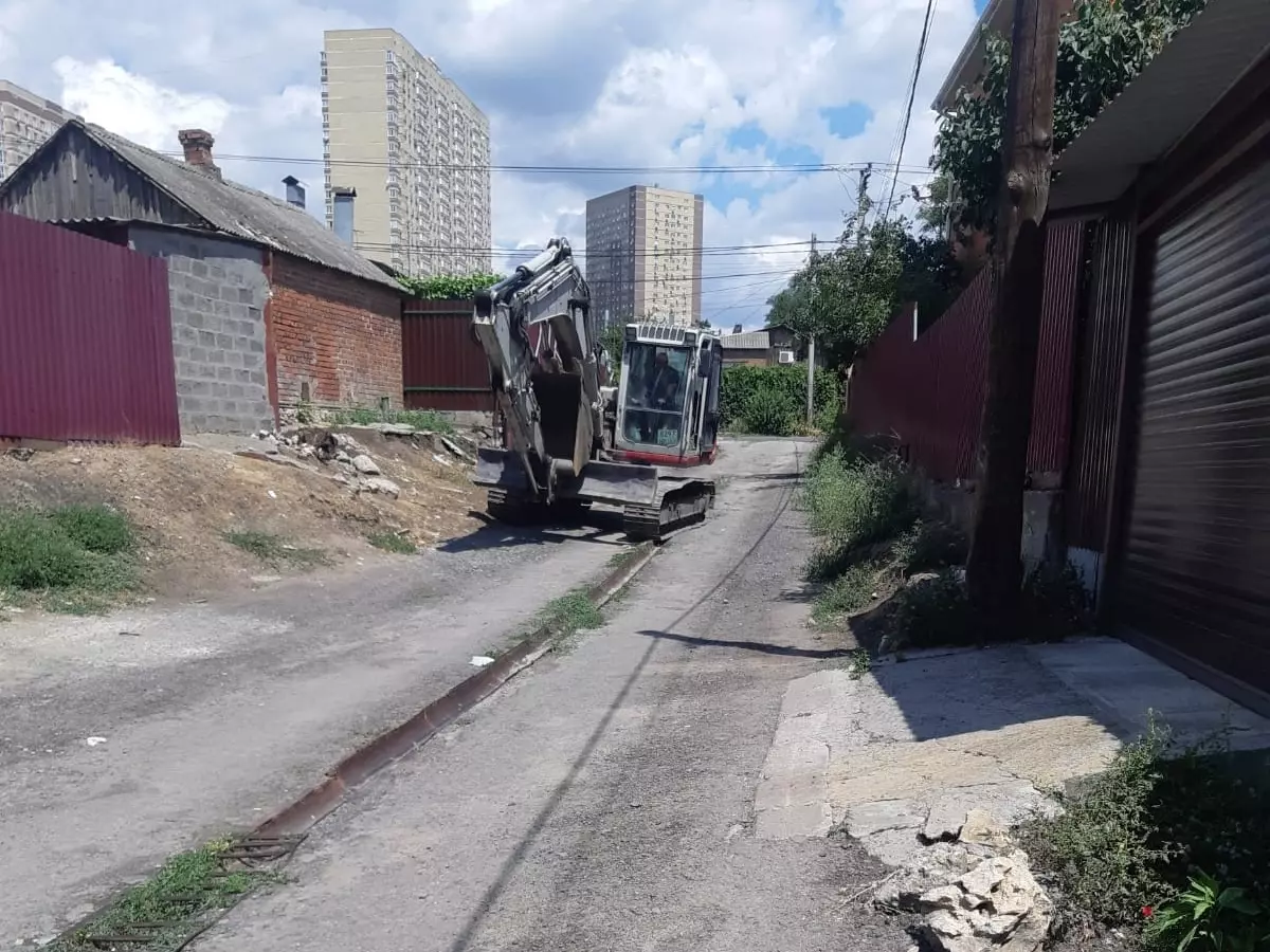 После ливня в Ростове автомобиль провалился под землю