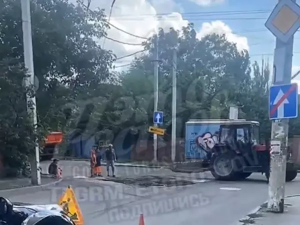 В Ростове на Западном начали ремонт дороги, где образовалась глубокая яма