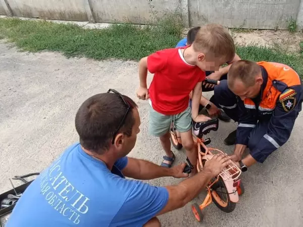 Донские спасатели помогли ребенку, у которого нога застряла в велосипеде