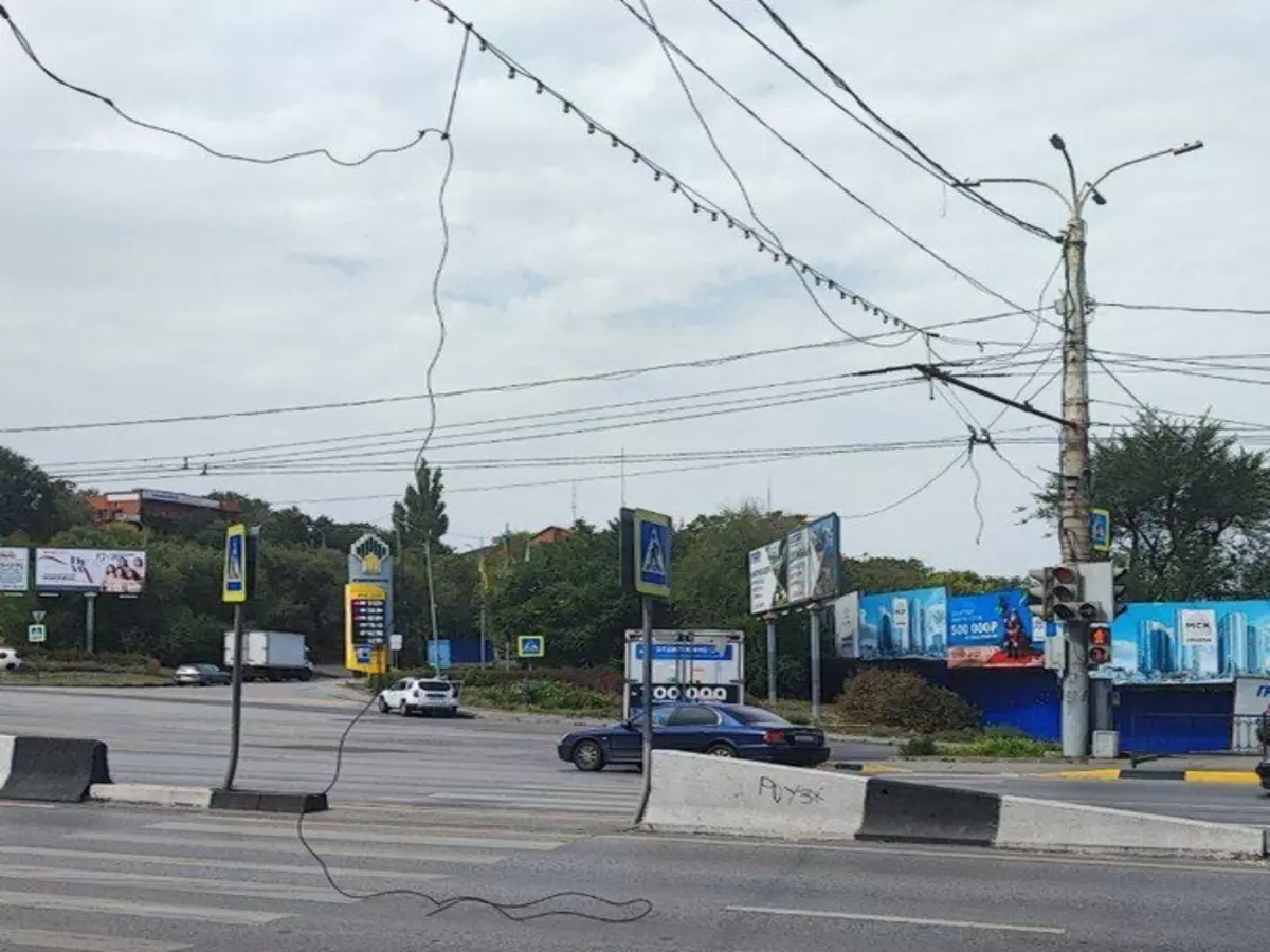 В Ростове на Стачки электропровода повисли над проезжей частью