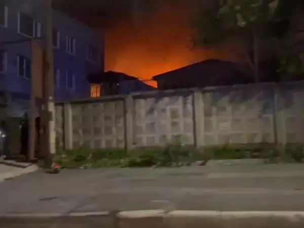 В Ростове спустя девять часов пожарные потушили огонь в мебельном цеху