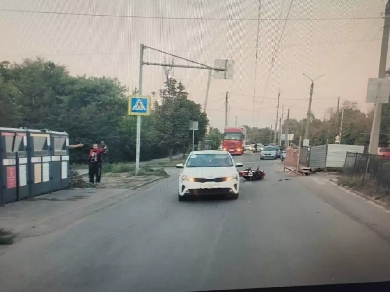 Водитель «Киа» сбил мотоциклиста и женщину-пешехода в Таганроге