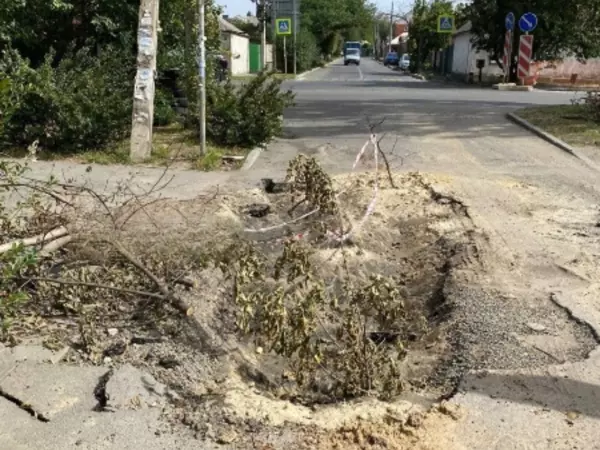 В Ростове после ремонта водопровода рабочие оставили огромную яму на дороге