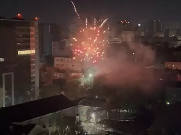 Возле Ворошиловского моста в Ростове запустили фейерверк, несмотря на запрет