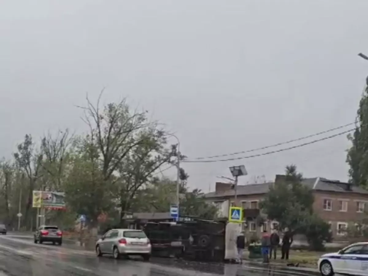 Хлебовозка завалилась на бок после ДТП в Шахтах