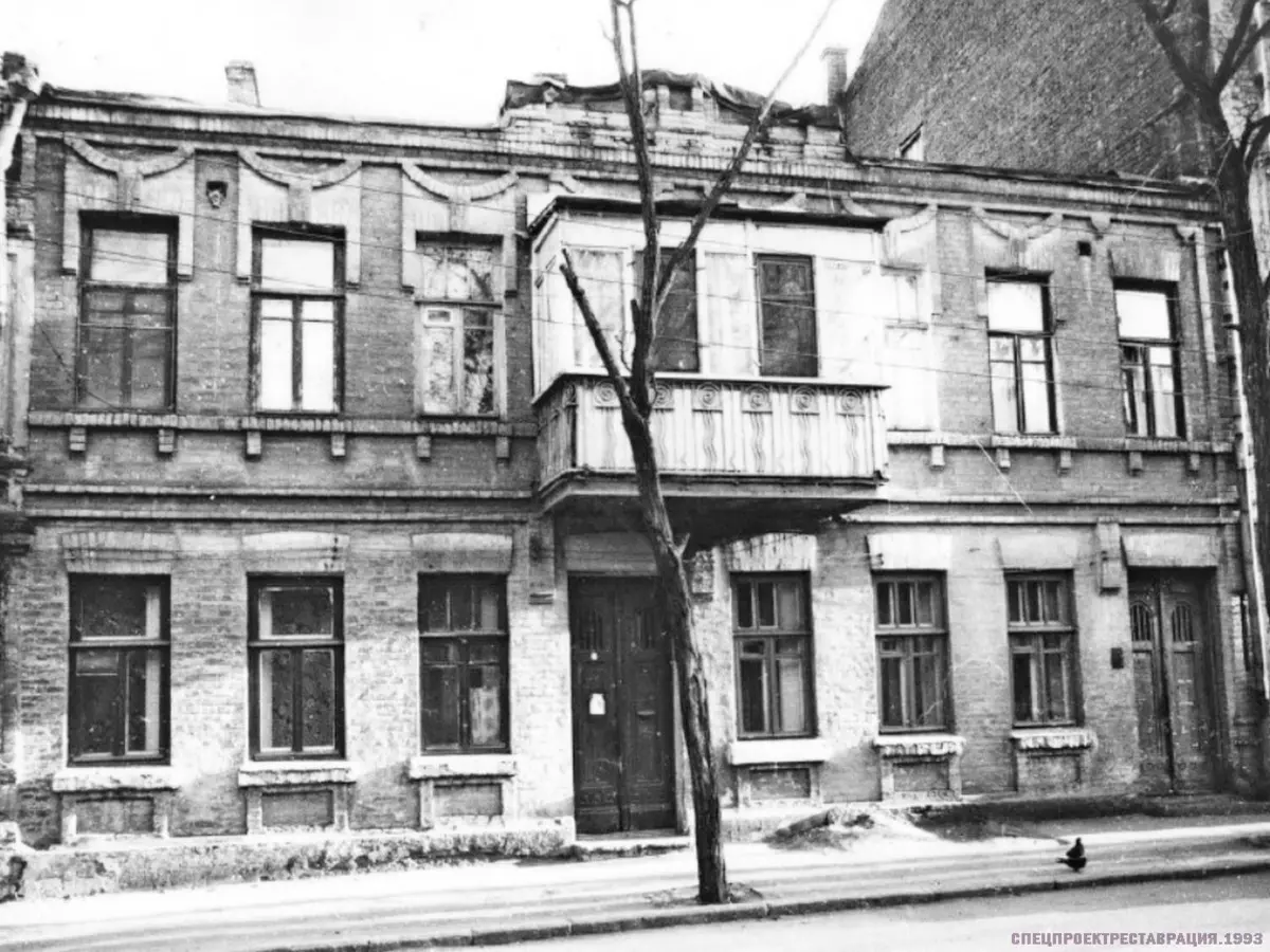 Рекламная контора демонтировала старинные двери в историческом имении на Баумана в Ростове