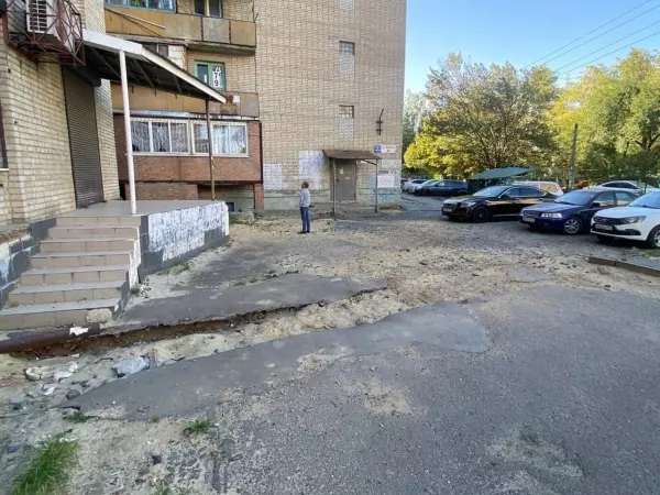 Жители Вятской жалуются на рабочих, оставивших глубокие ямы в асфальте