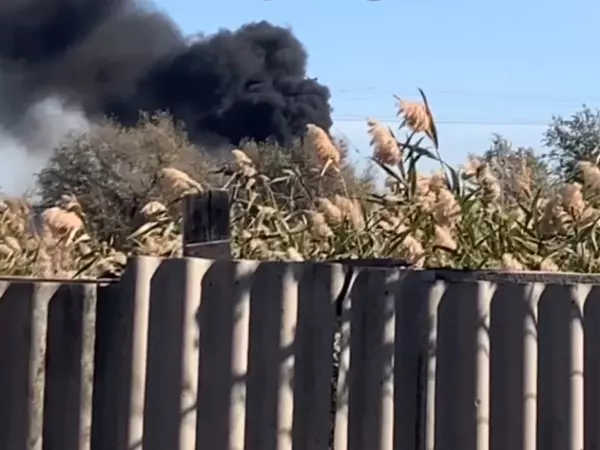 В Батайске полыхает крупный пожар в частном секторе