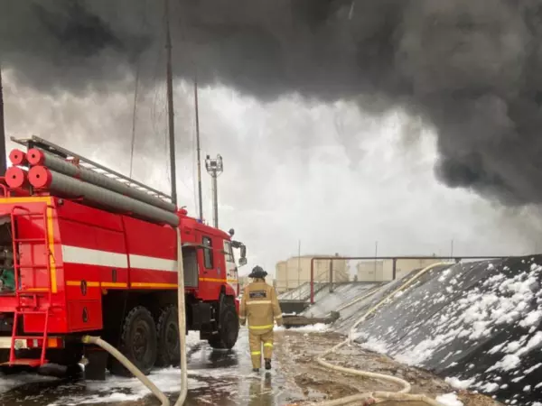 Ростовских спасателей направили в Феодосию для тушения пожара на нефтебазе