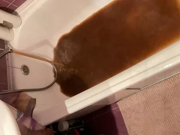 В Ростове на Пацаева из кранов потекла грязная вода