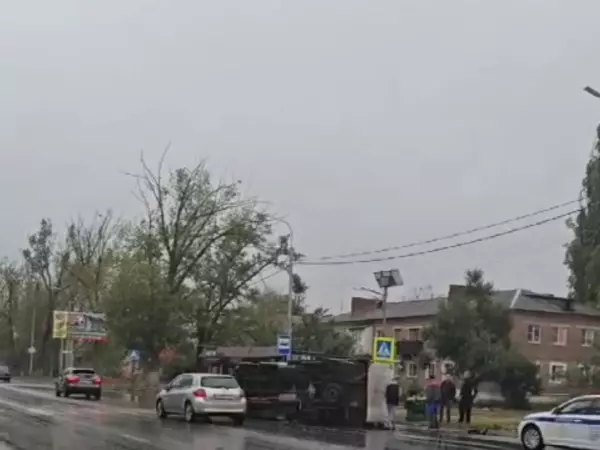 Хлебовозка завалилась на бок после ДТП в Шахтах