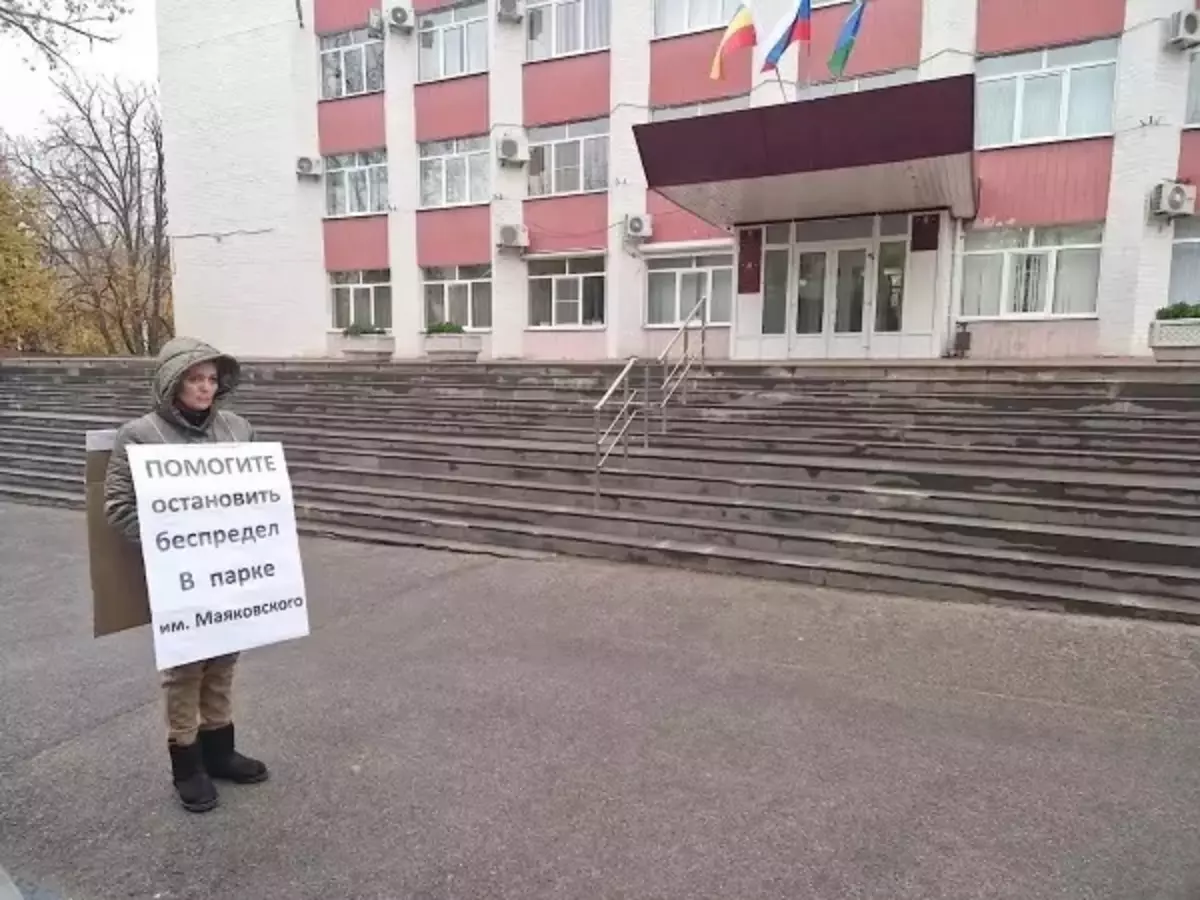 Жительница Белой Калитвы уже больше недели стоит в одиночном пикете по поводу парка