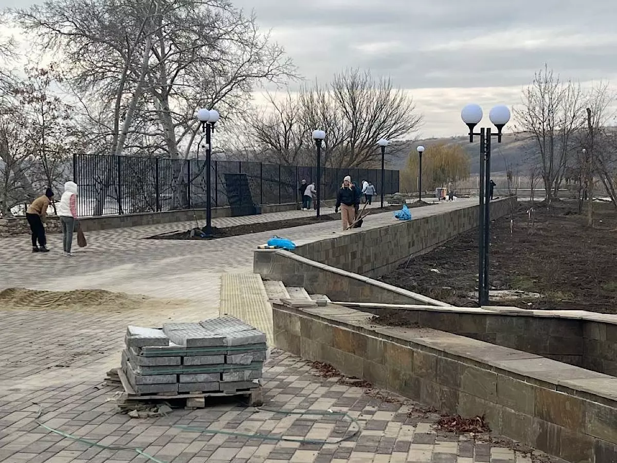 Жителей Белой Калитвы согнали в многострадальный парк Маяковского для уборки