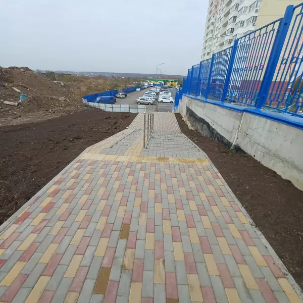 В Платовском районе Ростова построили новый сквер рядом со школой