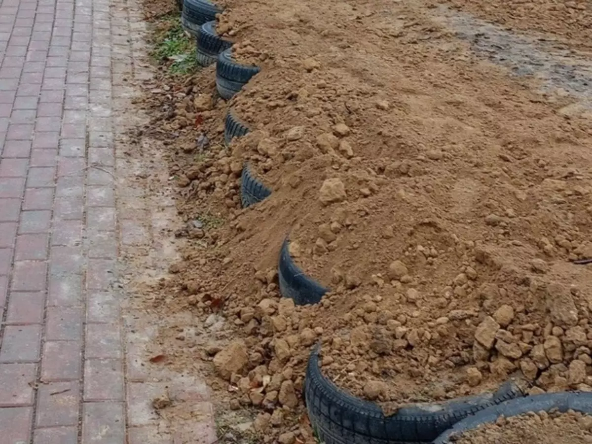 В Ростове жители Западного пожаловались на заваленный землей газон