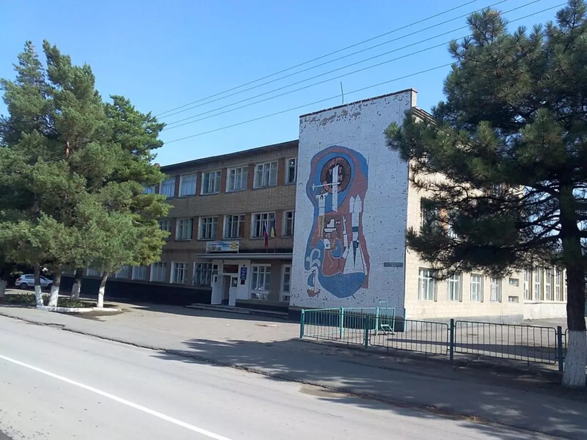 В Сальске неизвестные бросили бутылку с зажигательной смесью в Дом пионеров