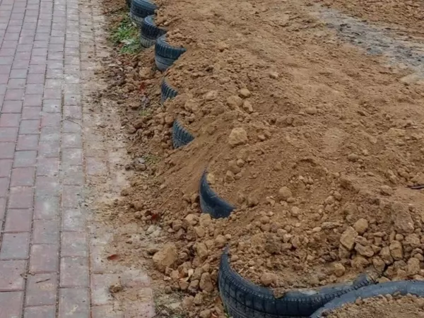 В Ростове жители Западного пожаловались на заваленный землей газон