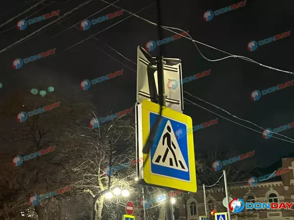 Оголенный провод повис над дорогой на улице Пушкинской в Ростове