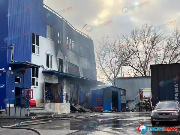 В Ростове спустя девять часов потушили пожар на складе электрооборудования