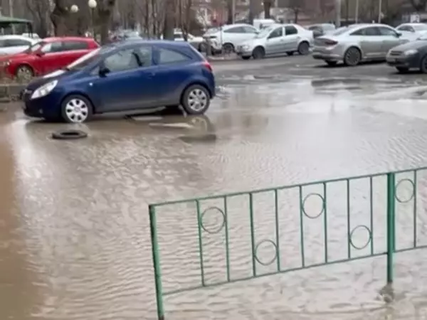 В Ростове из-за прорыва трубы затопило проспект Шолохова