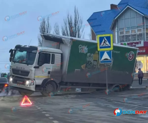 Грузовик провалился в ливневую канализацию в Батайске
