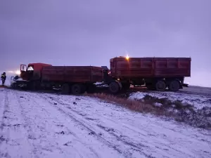 В ДТП с фурой на трассе в Ростовской области погиб водитель легковушки