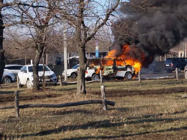 В Южном парке «Малинки» на парковке загорелся микроавтобус