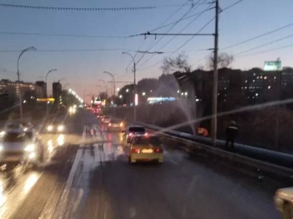 Из-за заледеневшей дороги две легковушки столкнулись на мосту в Волгодонске