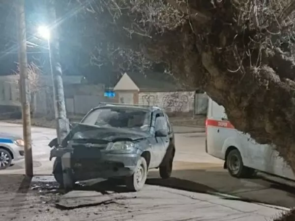 В Таганроге водитель легковушки погиб, врезавшись в столб