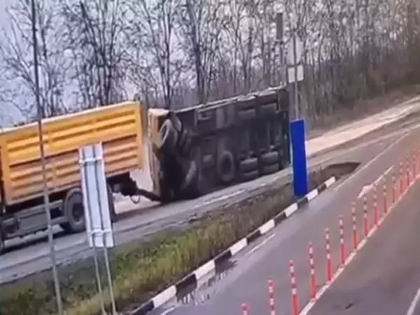 Прицеп грузовика перевернулся на въезде в Сальск