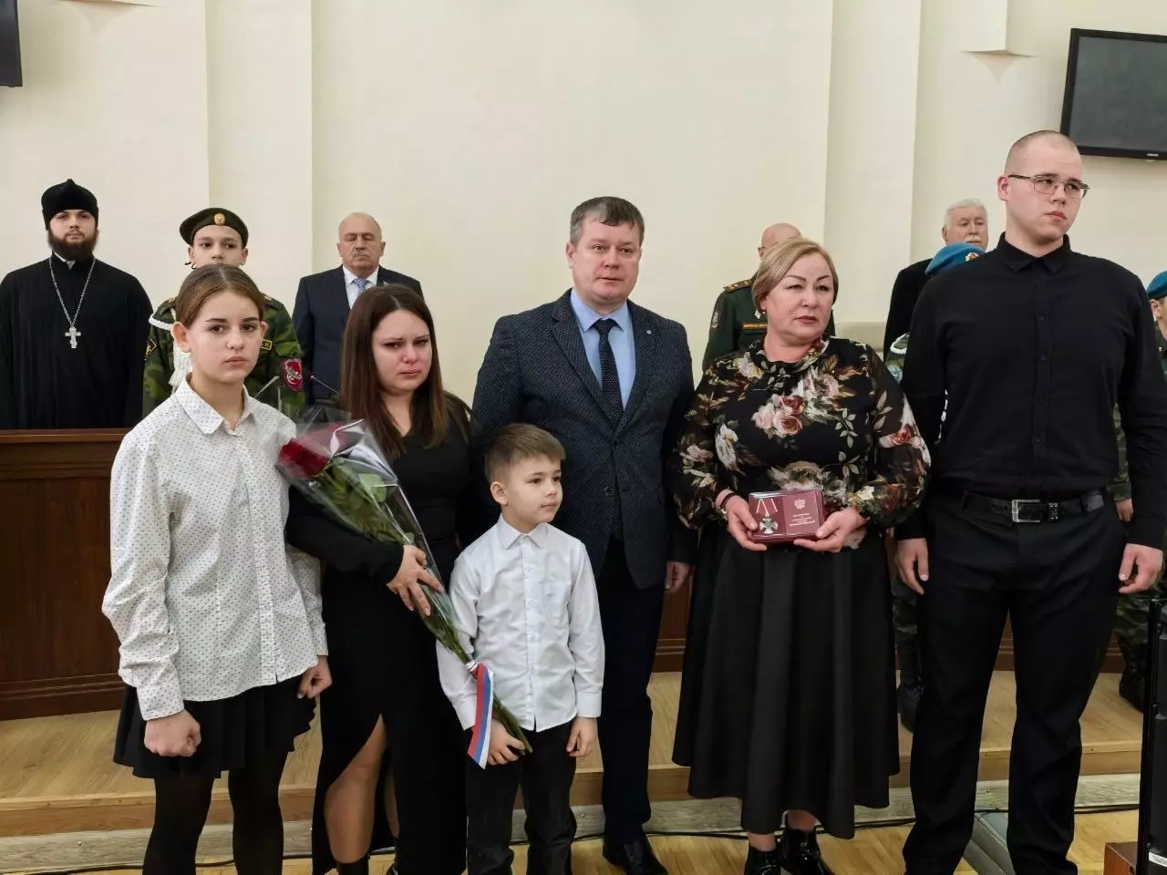 Ордена Мужества передали семьям погибших бойцов из Азовского района