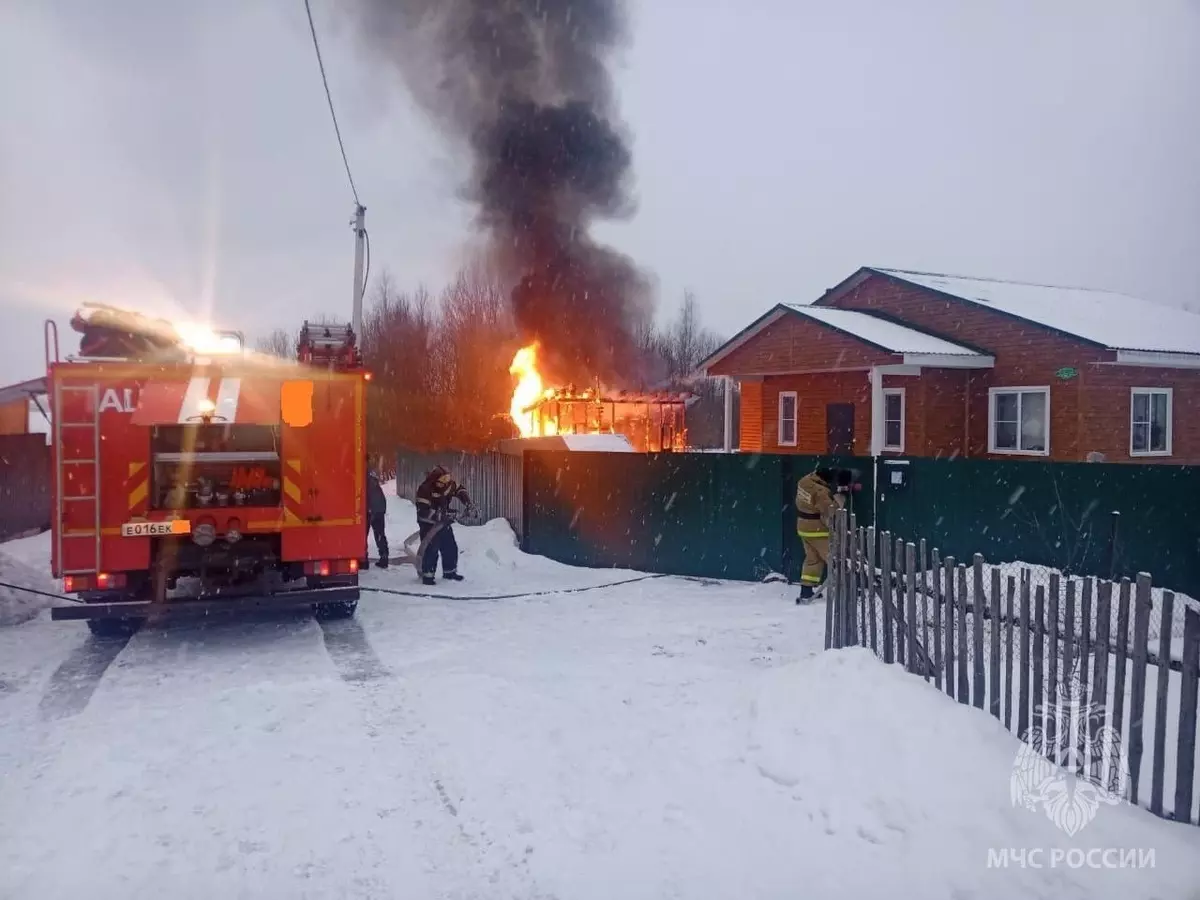 В Ростовской области в СНТ «Заря» сгорела хозпостройка