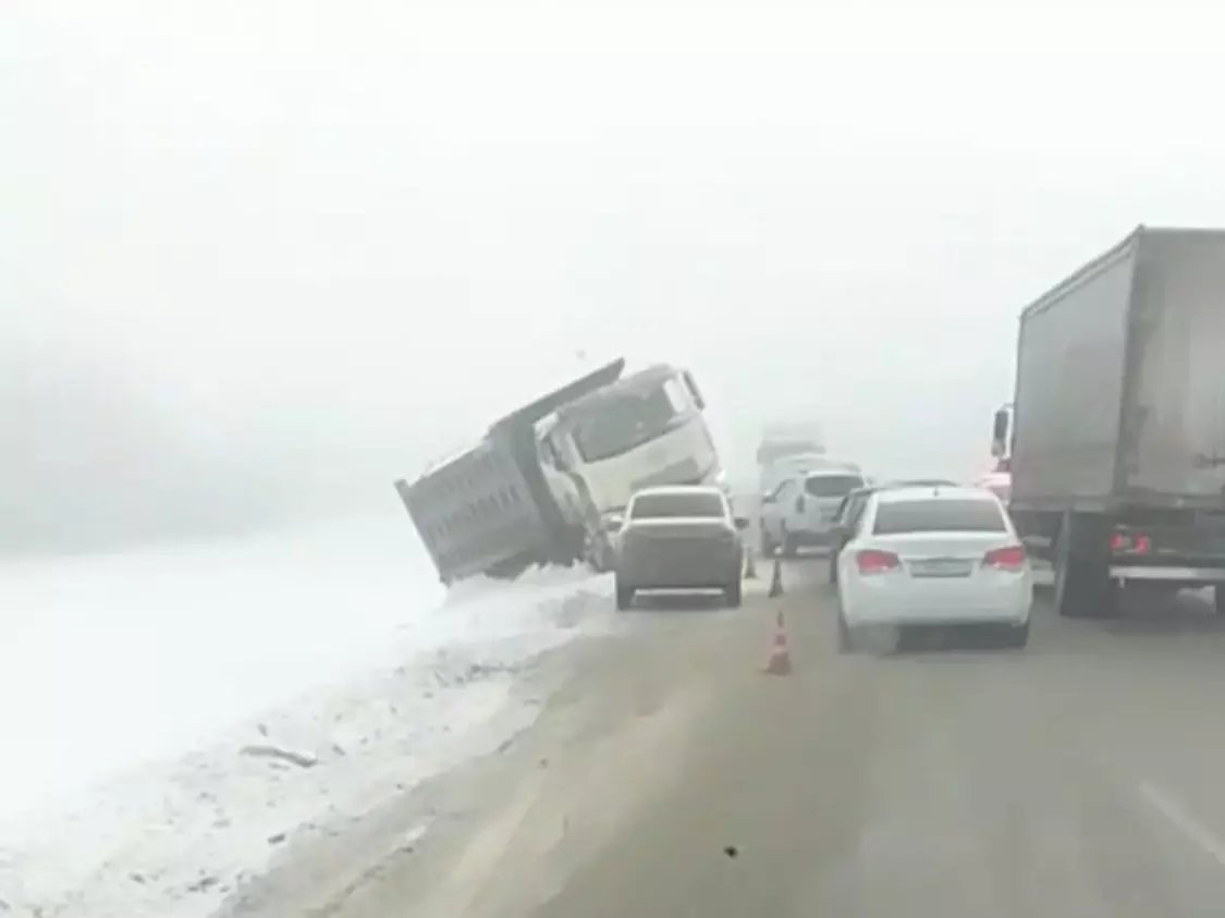 Массовая авария стала причиной пробки на трассе в Ростовской области